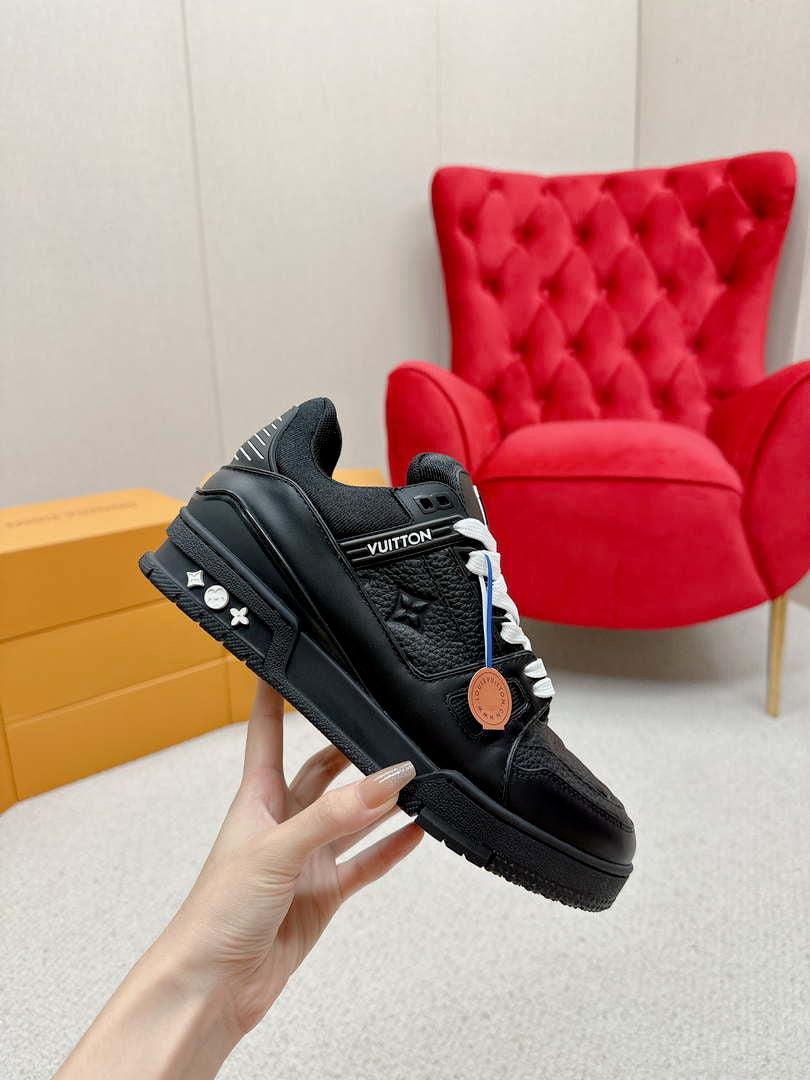 Louis Vuitton 1ABLUR Men Women’s LV Trainer Sneaker L62471
