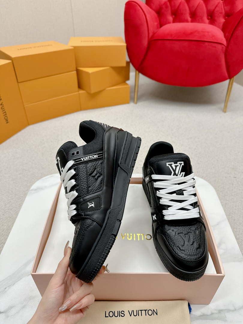 Louis Vuitton 1ABLUR Men Women’s LV Trainer Sneaker L62471