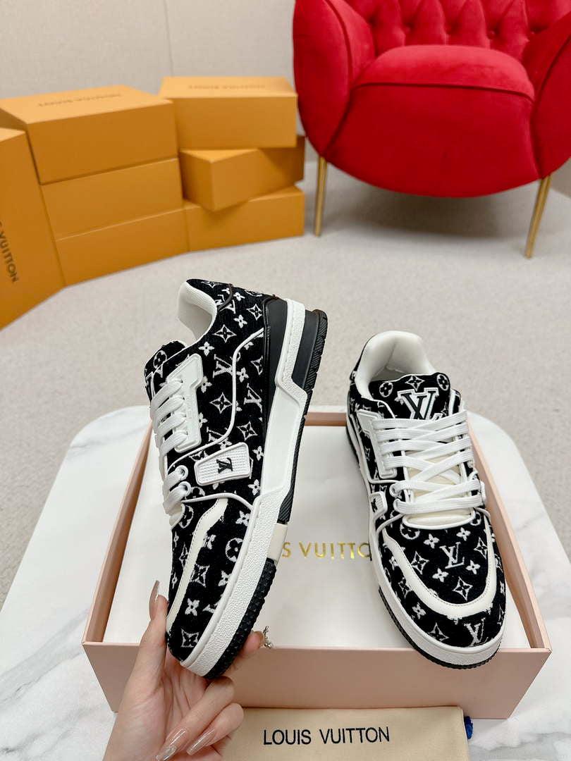 Louis Vuitton 1ABNJP Men Women’s LV Trainer Sneaker L62478