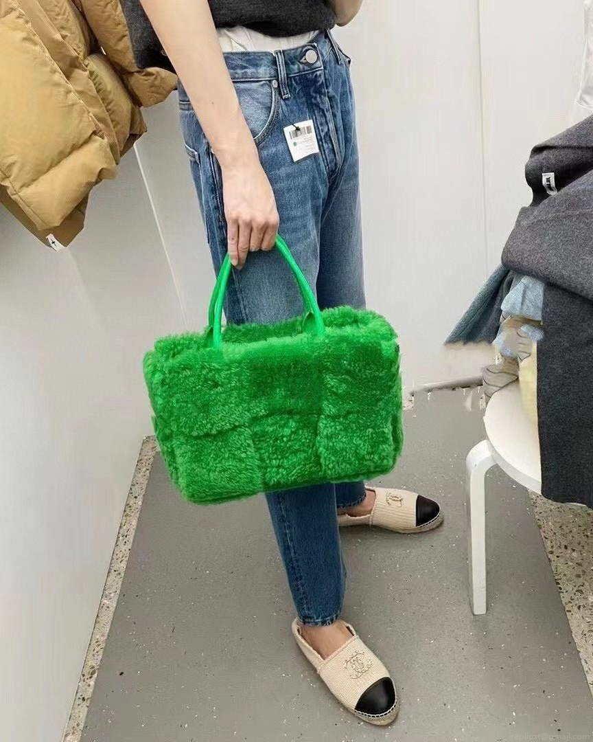 Bottega Veneta BV 652867 Arco Tote Intreccio shearling Green