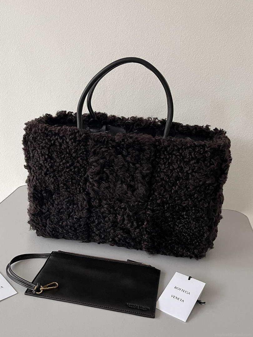 Bottega Veneta BV 652867 Arco Tote Intreccio shearling Black