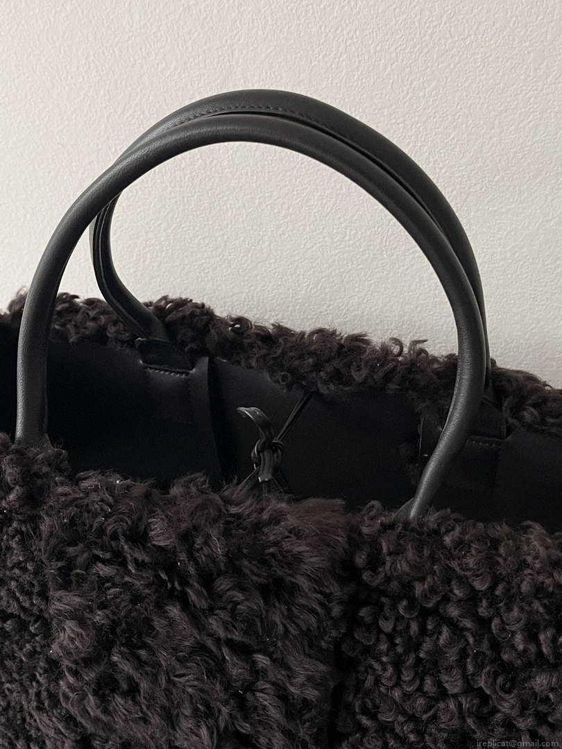 Bottega Veneta BV 652867 Arco Tote Intreccio shearling Black