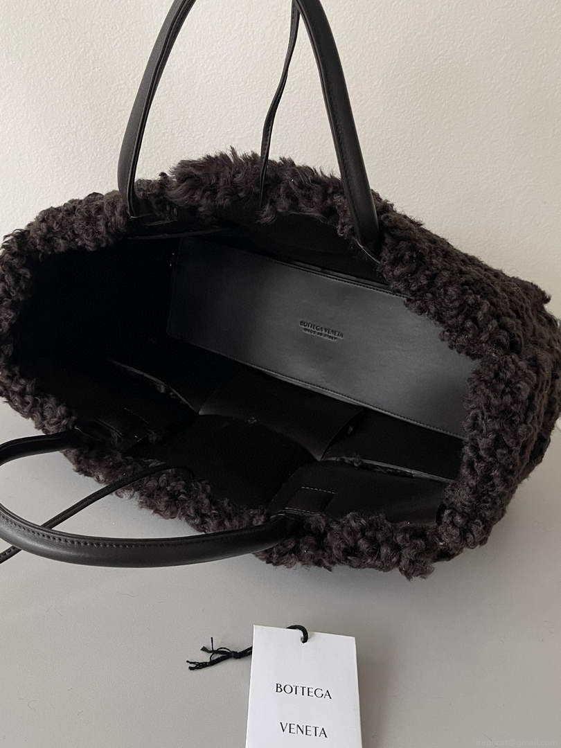 Bottega Veneta BV 652867 Arco Tote Intreccio shearling Black