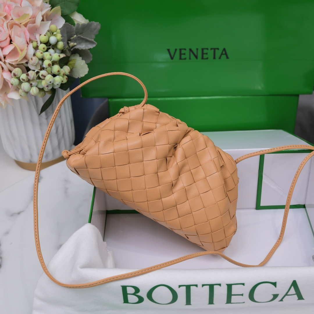BV 585852 Bottega Veneta Mini Pouch intrecciato leather clutch with strap Nude