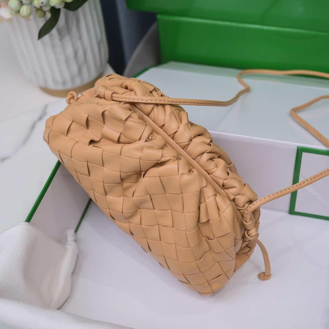 BV 585852 Bottega Veneta Mini Pouch intrecciato leather clutch with strap Nude