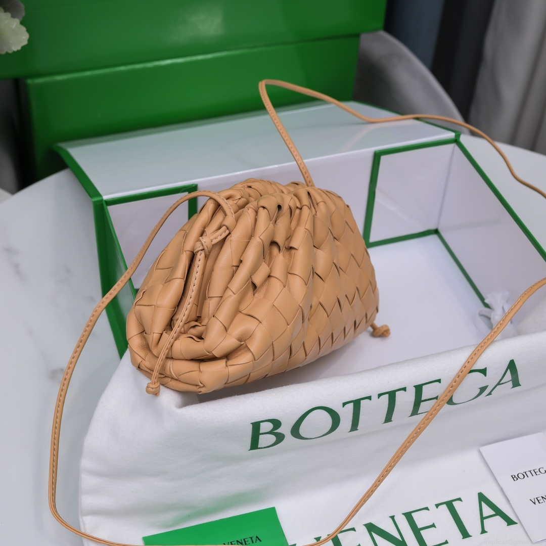 BV 585852 Bottega Veneta Mini Pouch intrecciato leather clutch with strap Nude