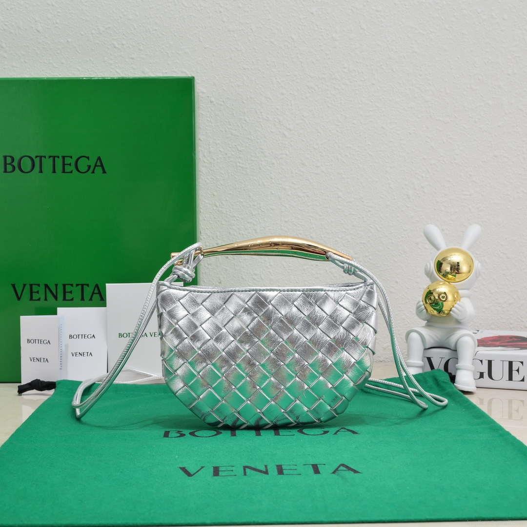 Bottega Veneta BV 744267 Mini Sardine Cross-body bag realised with Intrecciato Silver
