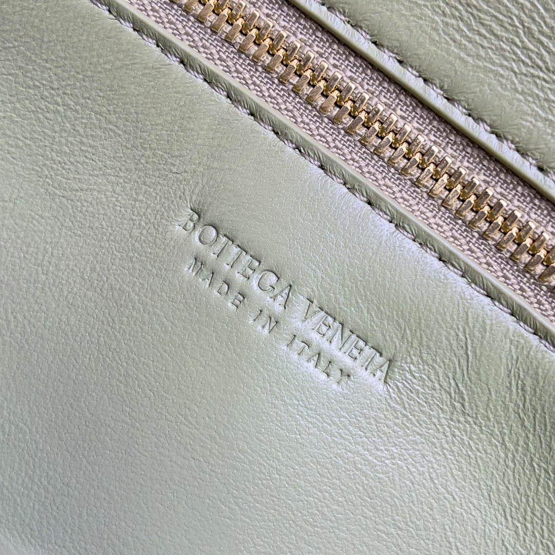 Bottega Veneta BV 741511 Long Clutch Andiamo With Handle Emerald Green