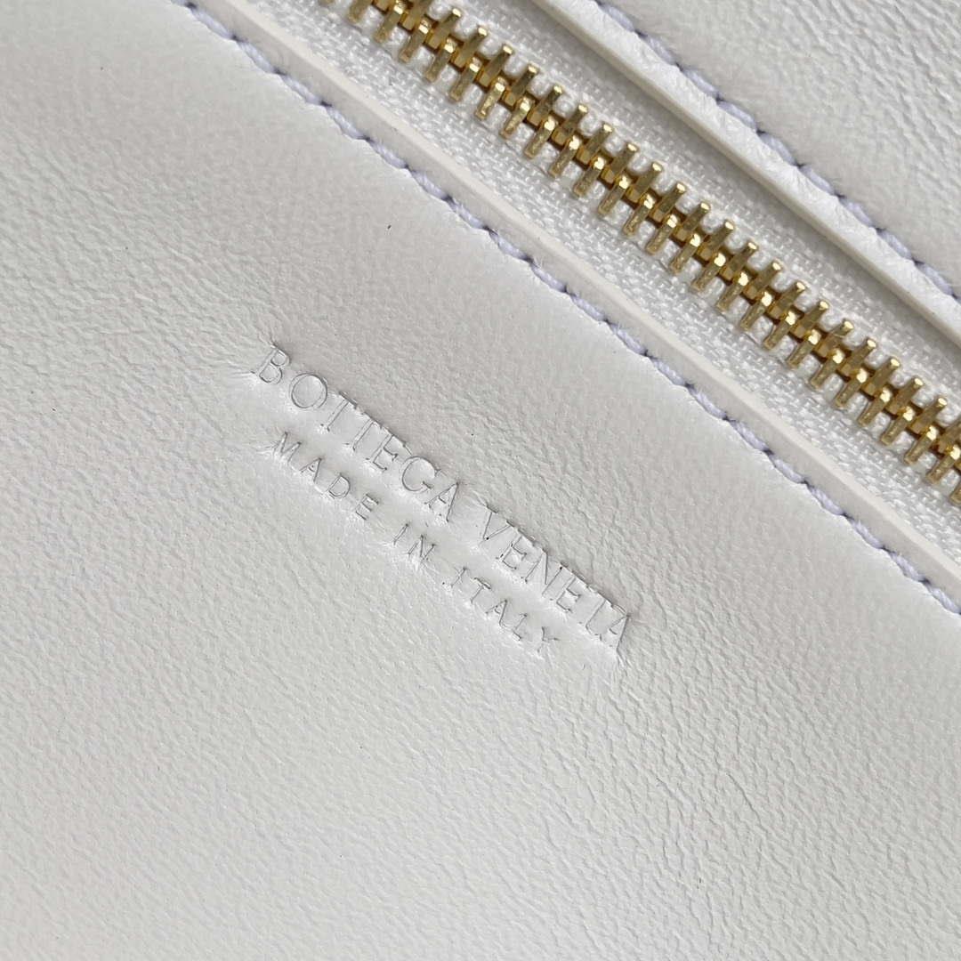 Bottega Veneta BV 741511 Long Clutch Andiamo With Handle Emerald White