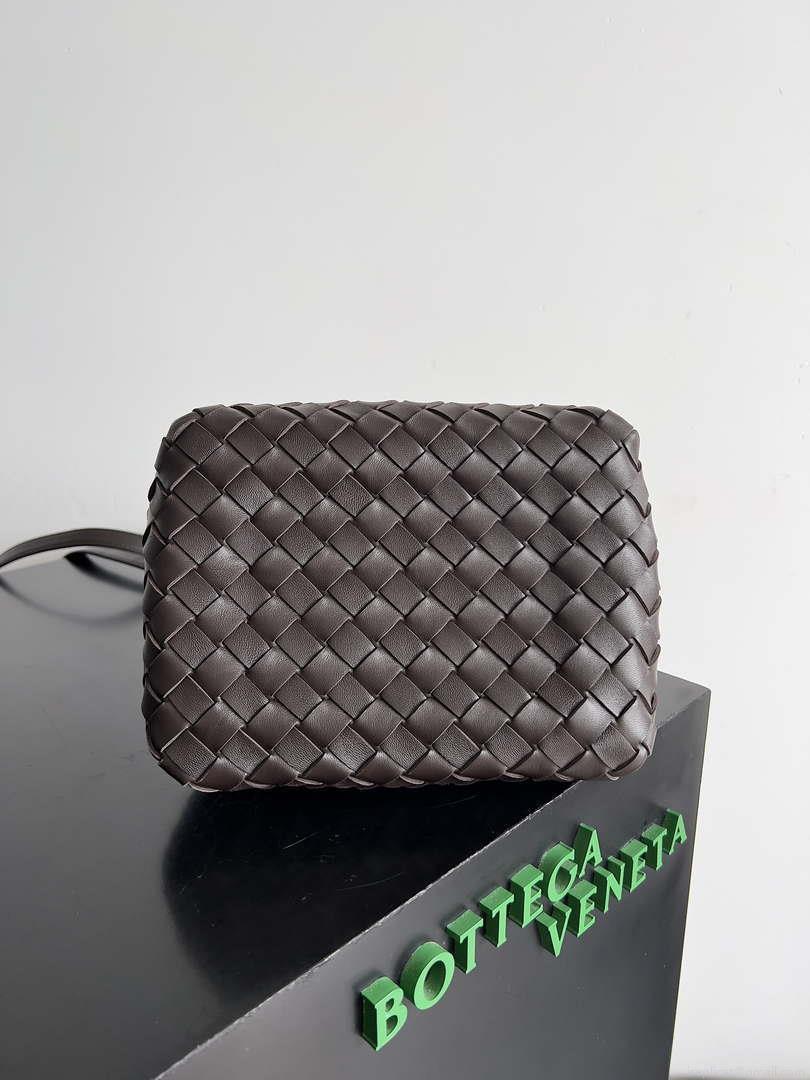 Bottega Veneta BV 796569VCPPT2190 Small Andiamo Parachute fondant