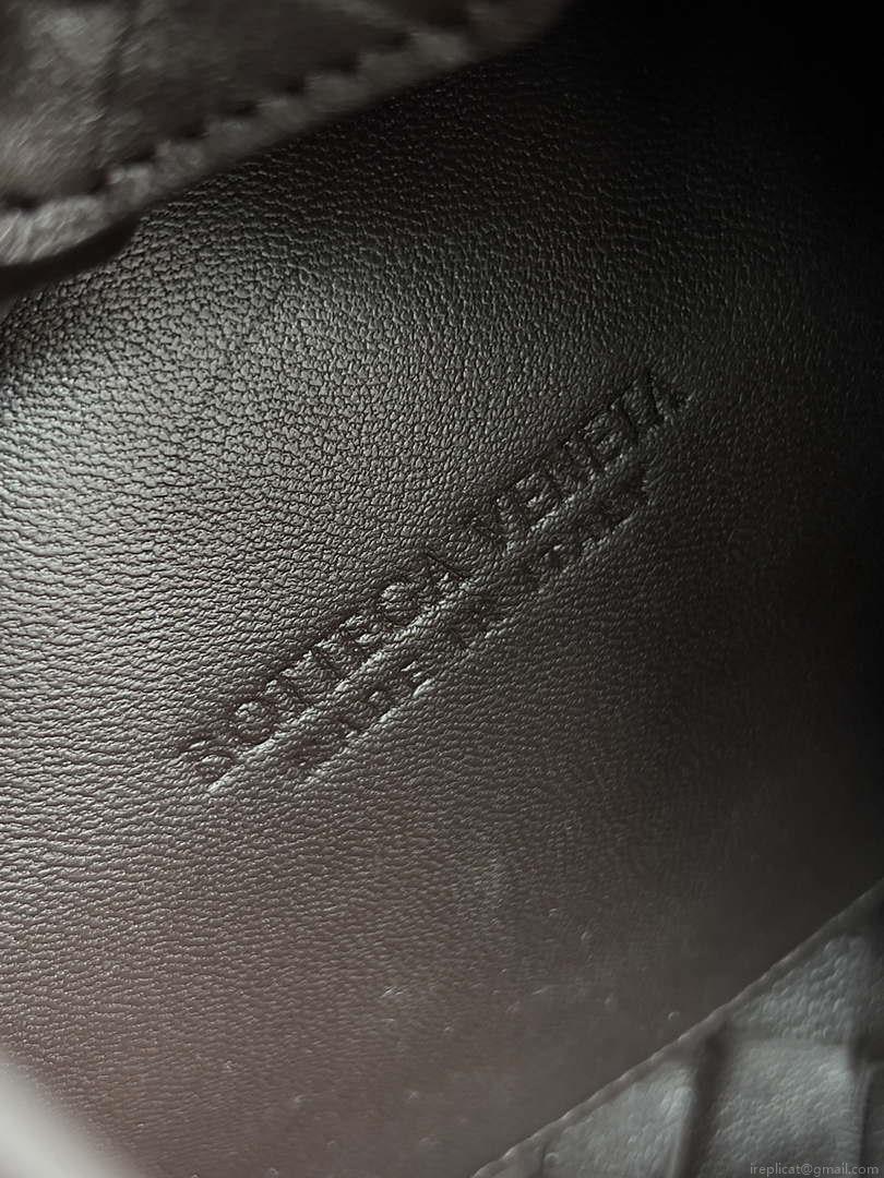 Bottega Veneta BV 796569VCPPT2190 Small Andiamo Parachute fondant