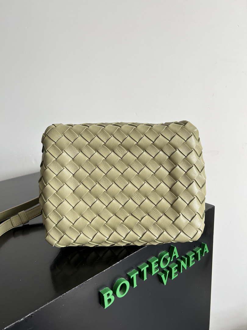 Bottega Veneta BV 796569VCPPT2190 Small Andiamo Parachute Green