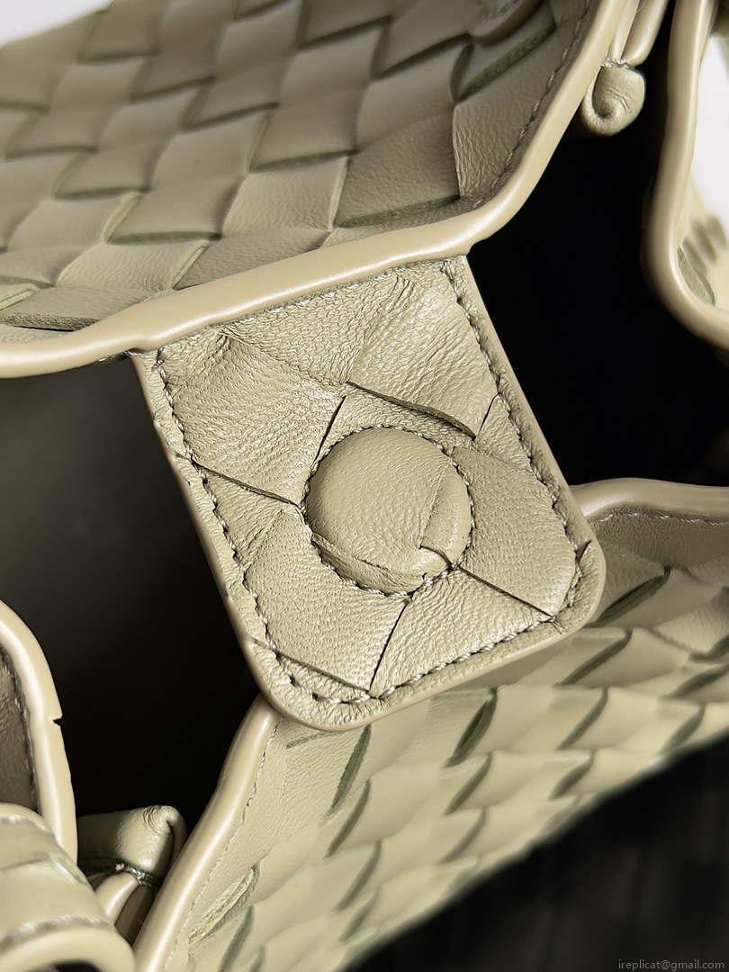 Bottega Veneta BV 796569VCPPT2190 Small Andiamo Parachute Green