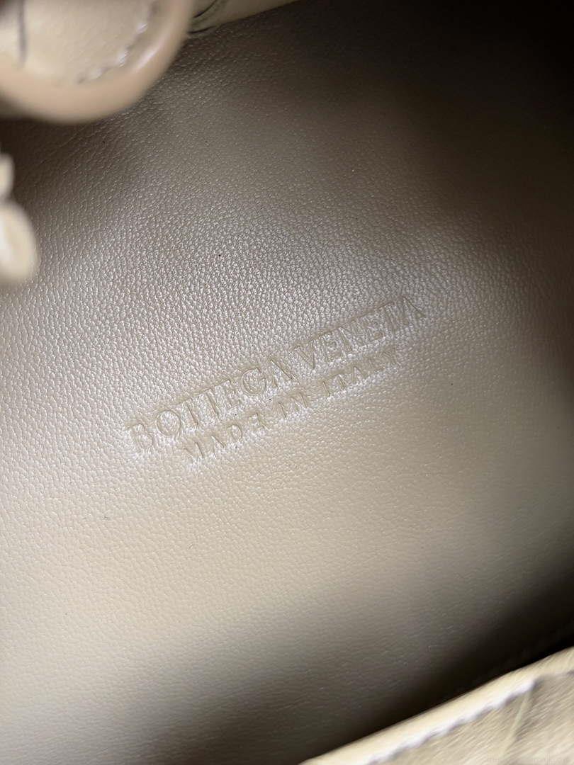 Bottega Veneta BV 796569VCPPT2190 Small Andiamo Parachute Green