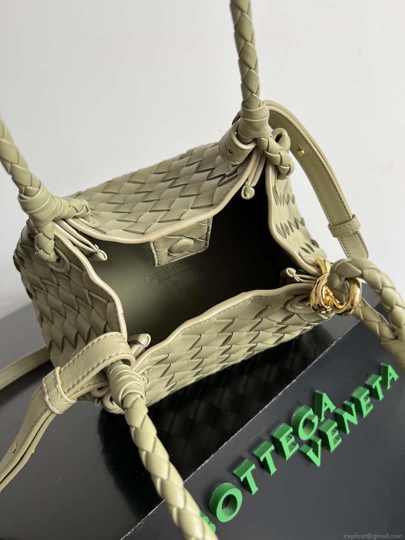 Bottega Veneta BV 796569VCPPT2190 Small Andiamo Parachute Green