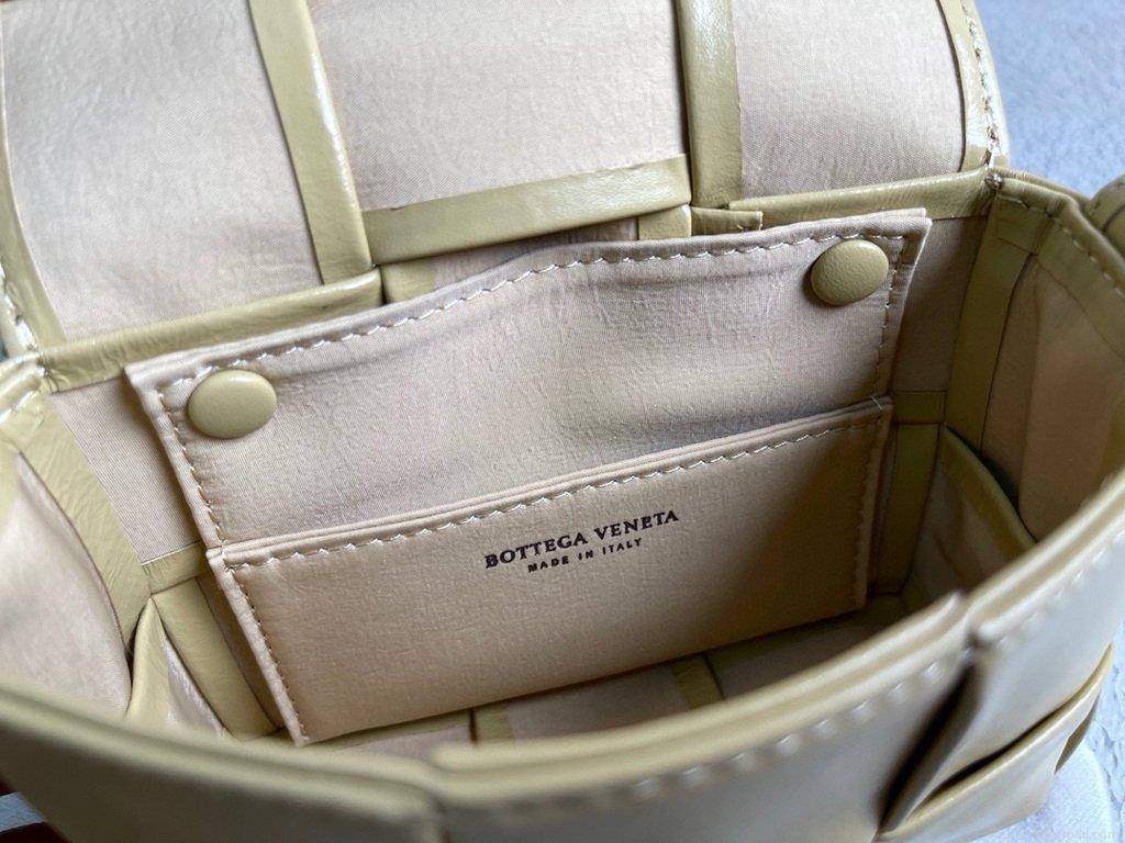 Bottega Veneta BV 666688 Cassette Shoulder Bag 33993 Apricot