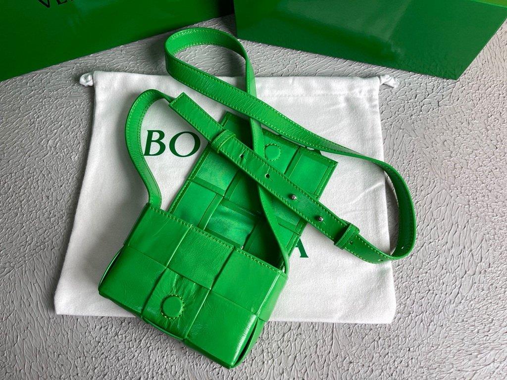 Bottega Veneta BV 666688 Cassette Shoulder Bag 33993 Green
