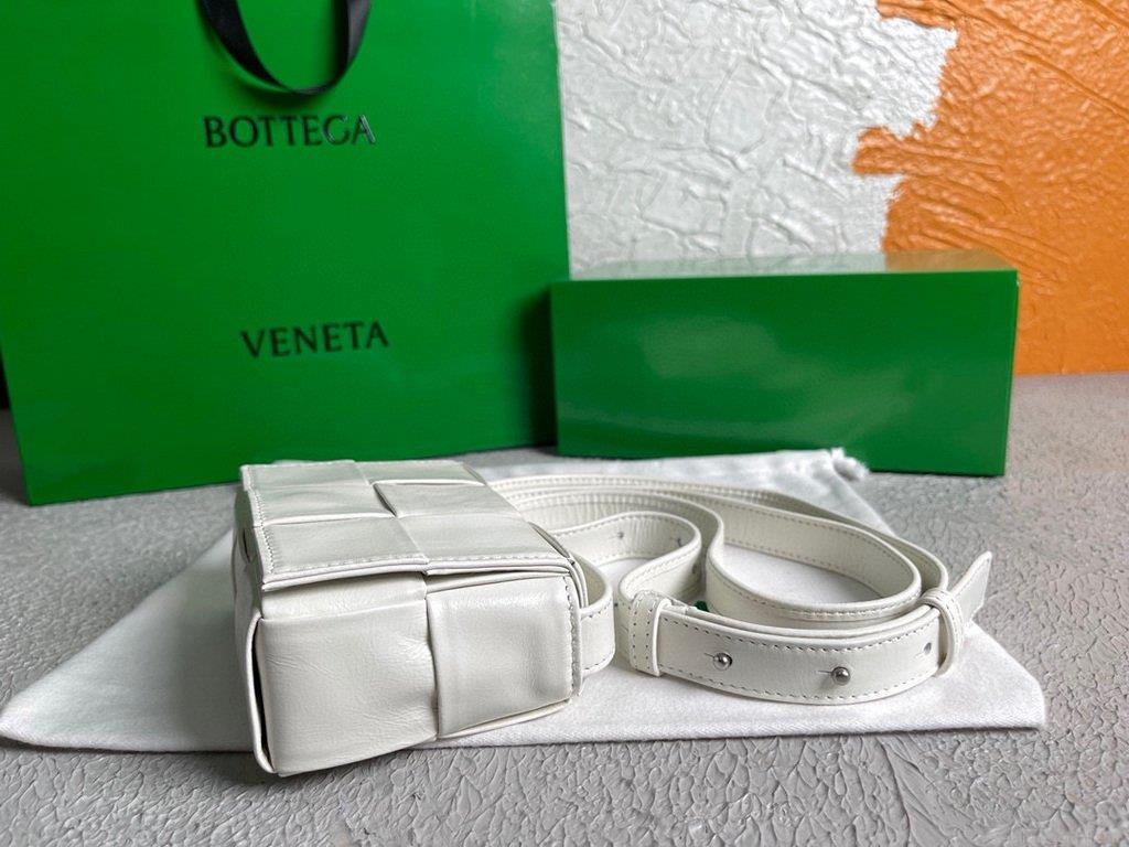 Bottega Veneta BV 666688 Cassette Shoulder Bag 33993 White