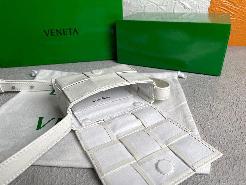 Bottega Veneta BV 666688 Cassette Shoulder Bag 33993 White