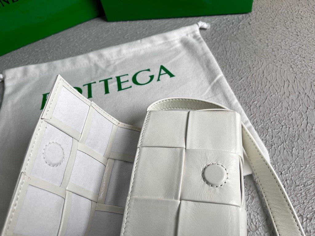 Bottega Veneta BV 666688 Cassette Shoulder Bag 33993 White