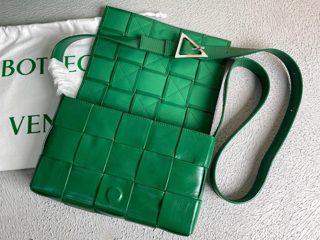 Bottega Veneta BV 667298 Cassette Cross-body Bag 33993 Green