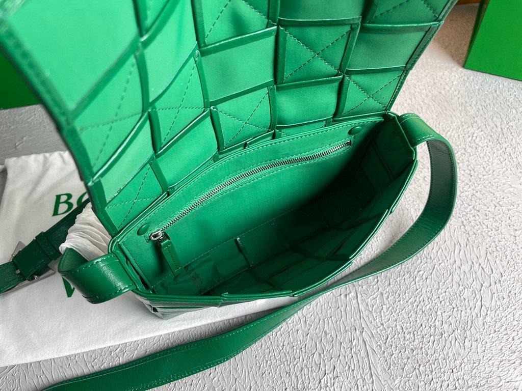 Bottega Veneta BV 667298 Cassette Cross-body Bag 33993 Green