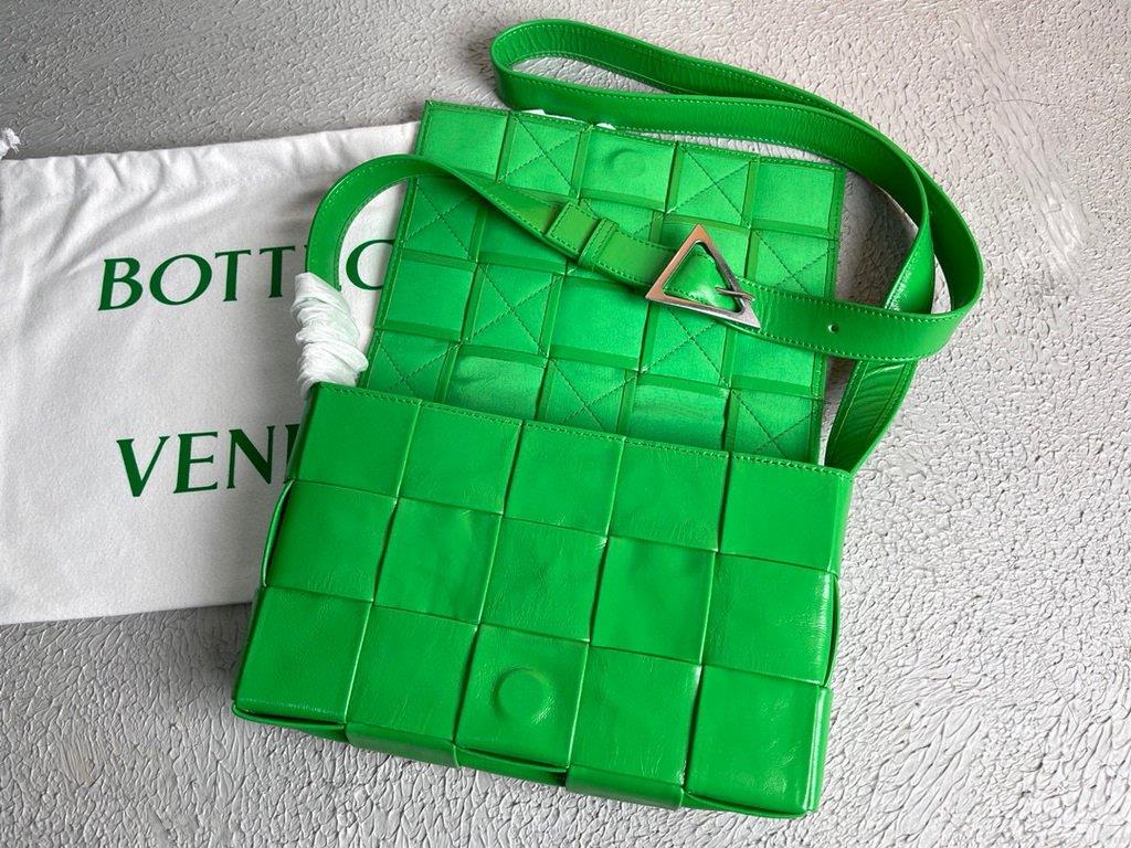 Bottega Veneta BV 667298 Cassette Cross-body Bag 33993 Light Green