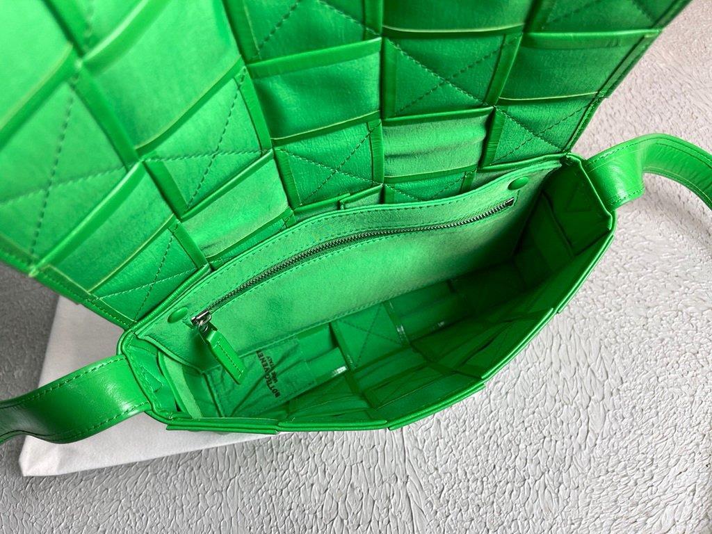 Bottega Veneta BV 667298 Cassette Cross-body Bag 33993 Light Green