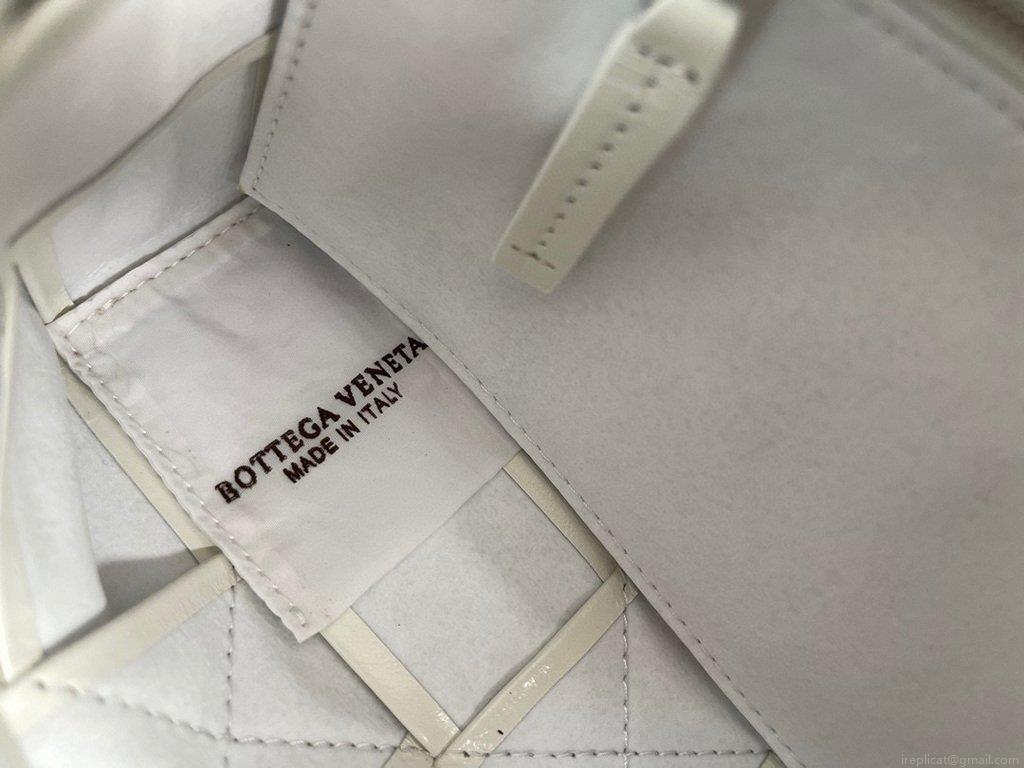 Bottega Veneta BV 667298 Cassette Cross-body Bag 33993 White