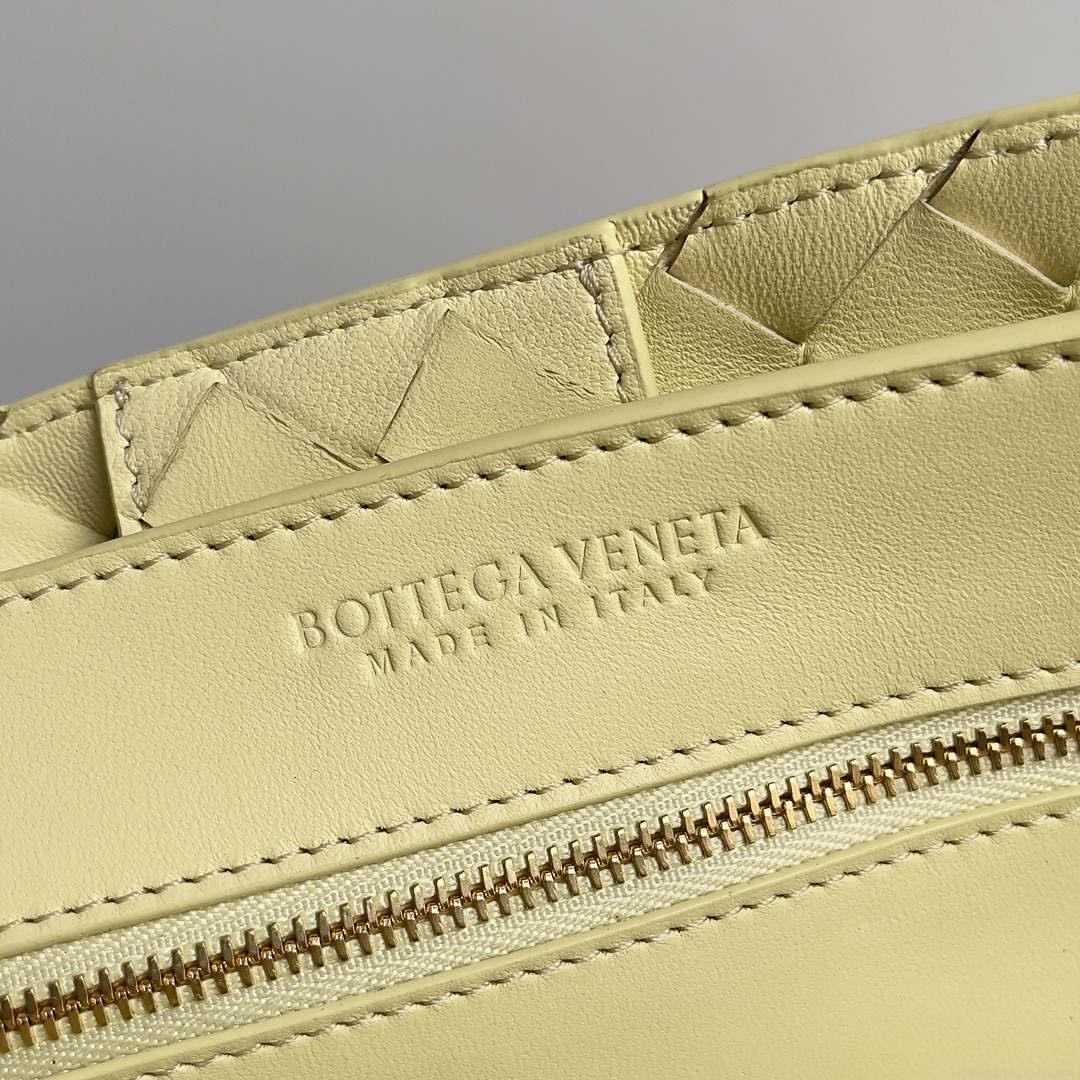 Bottega Veneta BV 743572 Medium Andiamo Ligth Yellow
