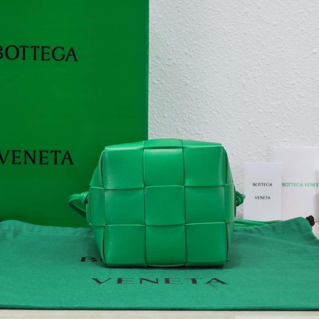 Bottega Veneta BV 680218 Small Cassette Cross-Body Bucket Green