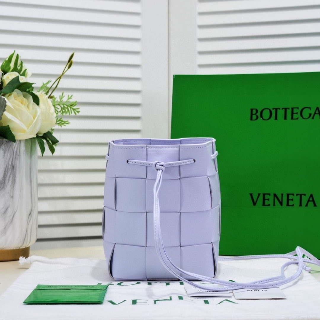 Bottega Veneta BV 680218 Small Cassette Cross-Body Bucket Light Purple