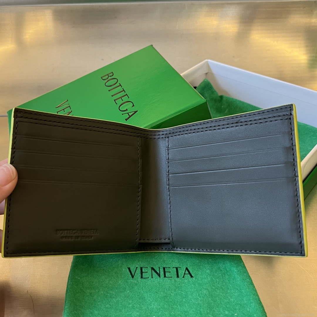 Bottega Veneta BV 743211 Intrecciato Bi-Fold Wallet BV70060