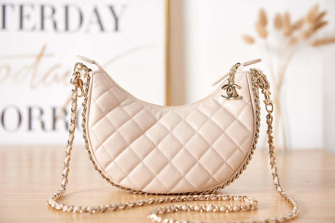 Chanel AS3917 Clutch With Chain Lambskin & Shiny Light Gold Metal Ecru