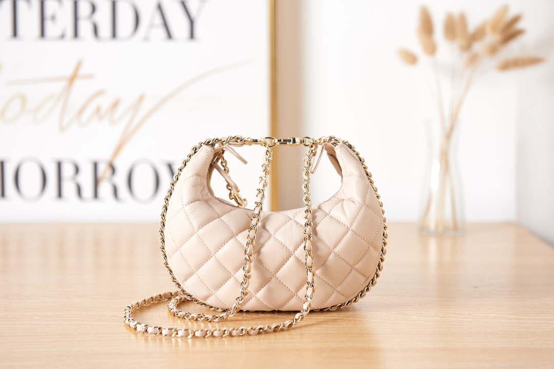 Chanel AS3917 Clutch With Chain Lambskin & Shiny Light Gold Metal Ecru