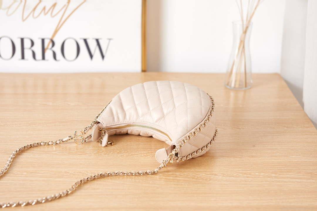Chanel AS3917 Clutch With Chain Lambskin & Shiny Light Gold Metal Ecru
