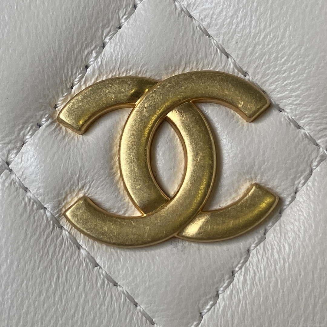 Chanel AP3484 CLUTCH WITH CHAIN Shiny Lambskin & Gold-Tone Metal White