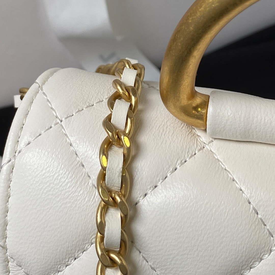 Chanel AP3484 CLUTCH WITH CHAIN Shiny Lambskin & Gold-Tone Metal White