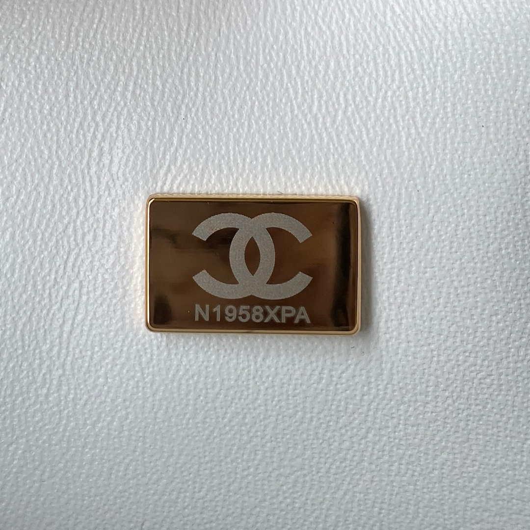 Chanel A01112 Flap Handbag Classic bag Grained shiny Calfskin White Gold
