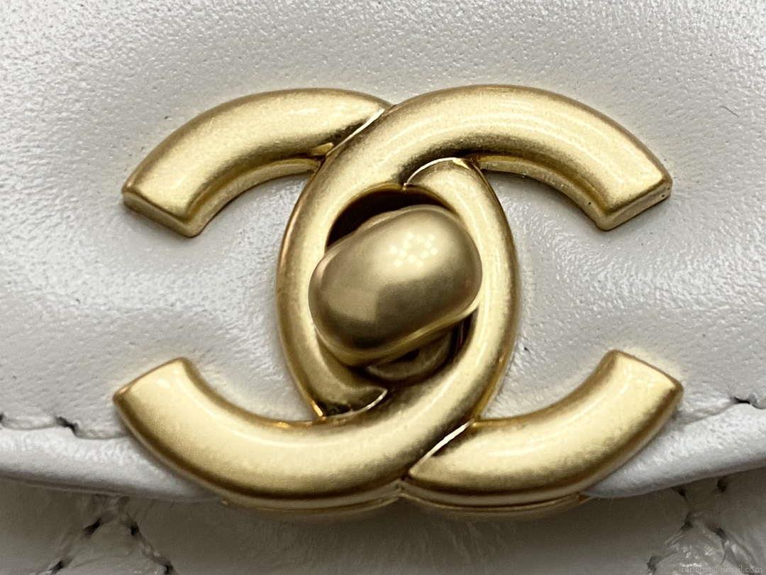 Chanel AP3435 Shiny aged calfskin & gold-tone metal White