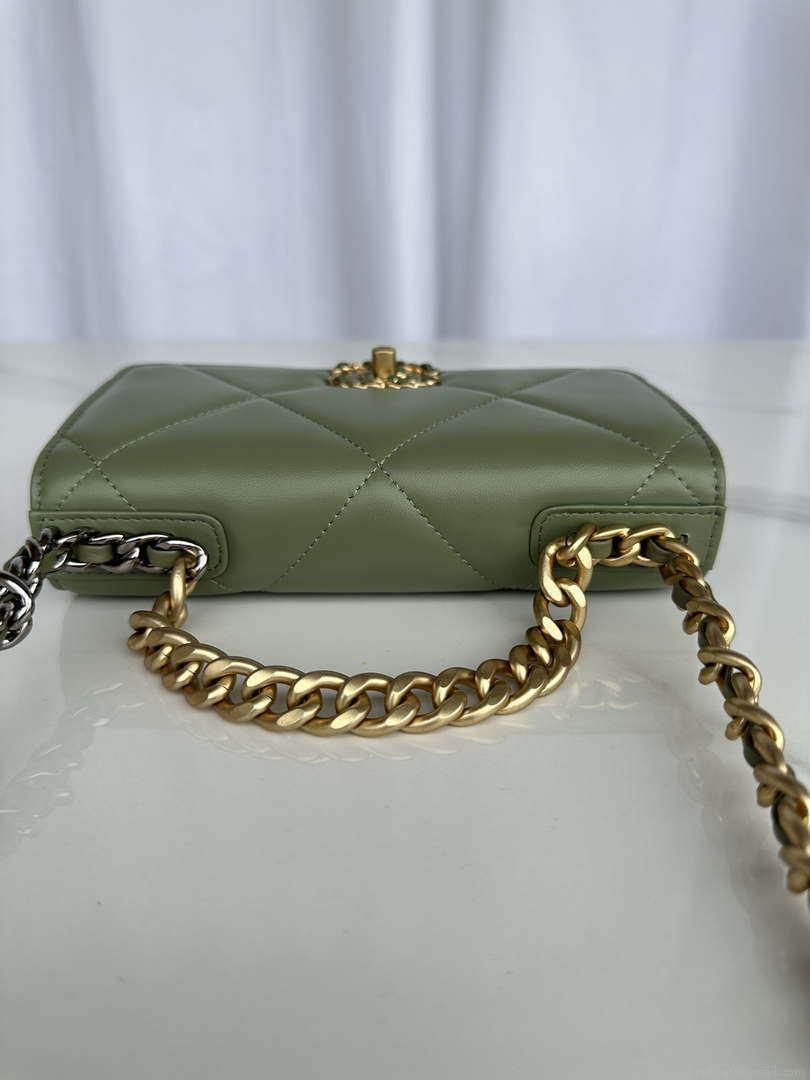 Chanel AP3267 19 Wallet on Chain Woc Shiny Lambskin Green