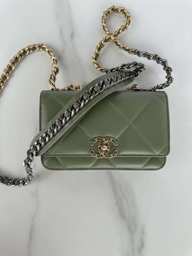 Chanel AP3267 19 Wallet on Chain Woc Shiny Lambskin Green