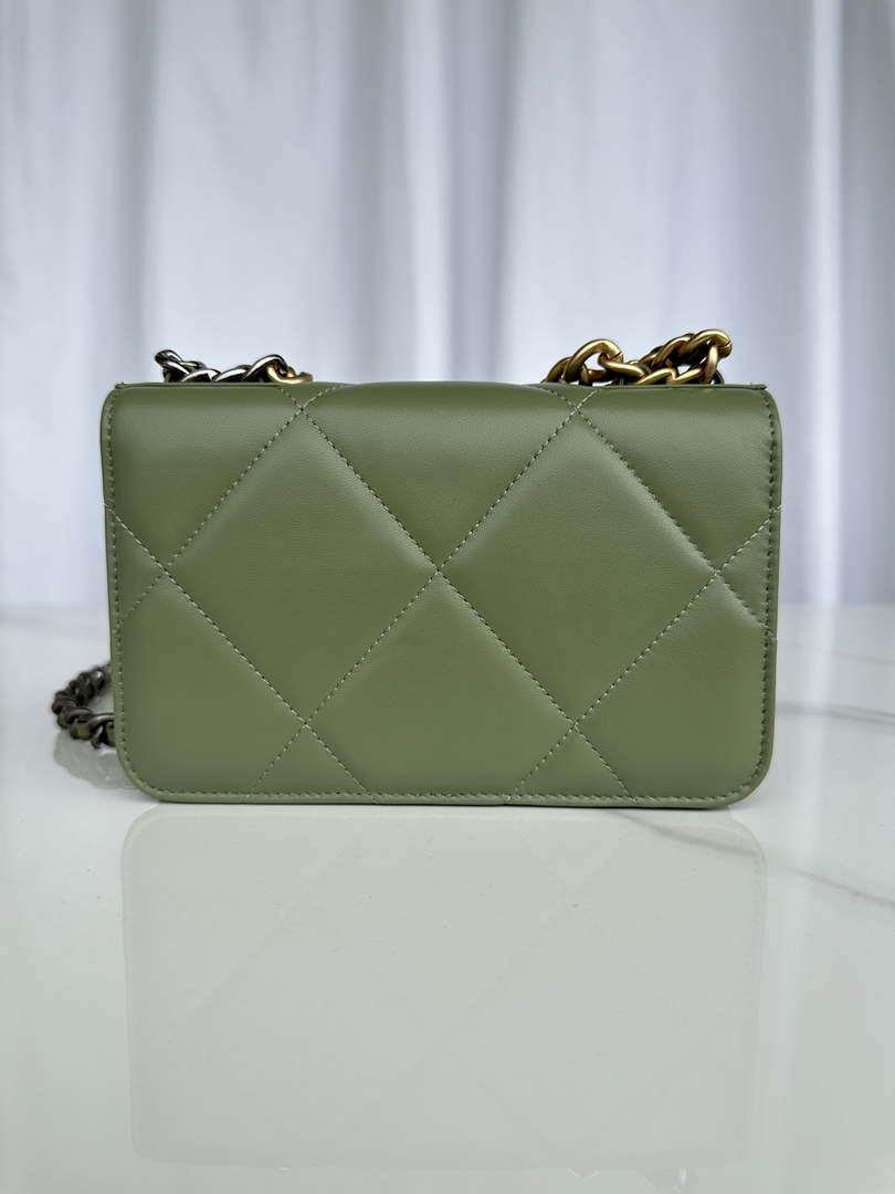 Chanel AP3267 19 Wallet on Chain Woc Shiny Lambskin Green