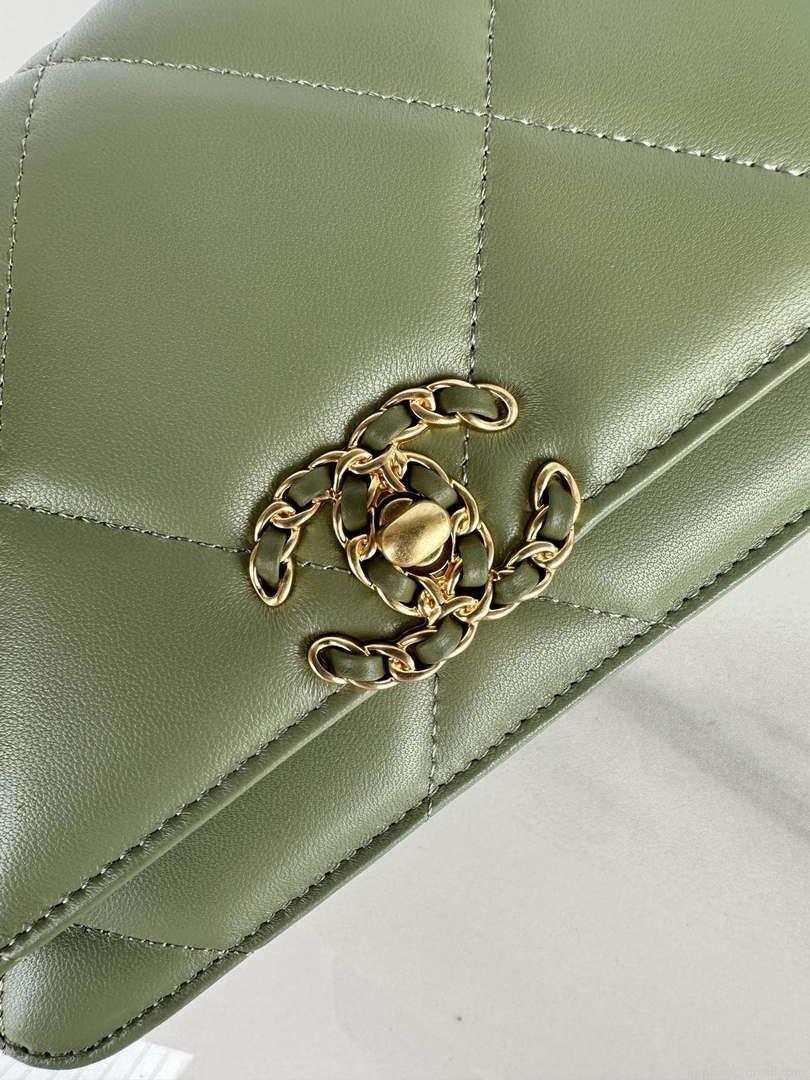 Chanel AP3267 19 Wallet on Chain Woc Shiny Lambskin Green