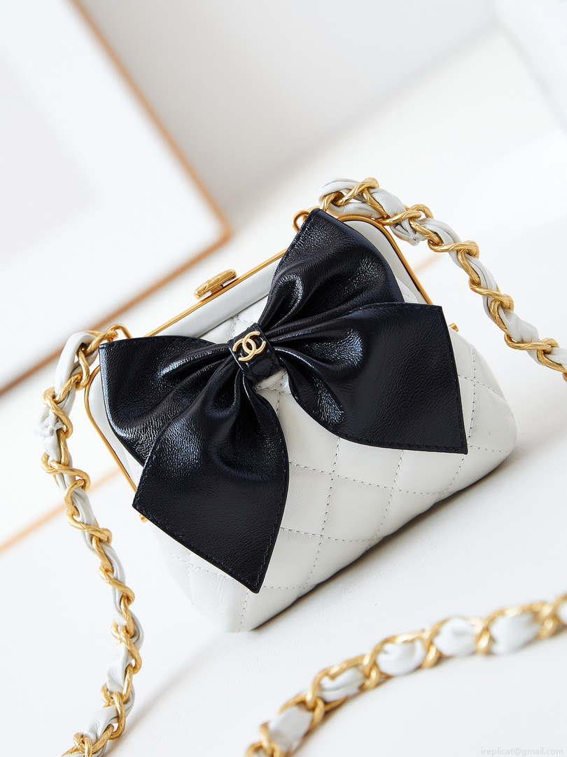 Chanel AP4028 Clutch with chain Lambskin Patent Crumpled Lambskin & Gold-Tone Metal White