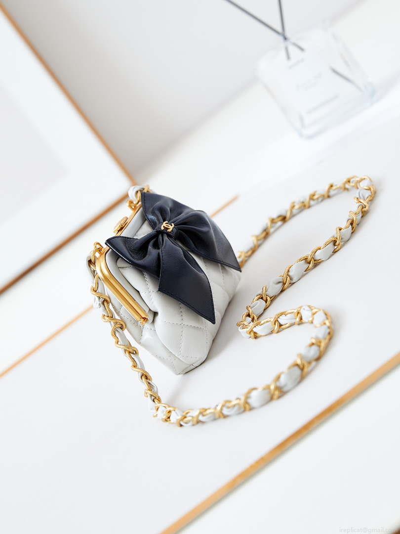 Chanel AP4028 Clutch with chain Lambskin Patent Crumpled Lambskin & Gold-Tone Metal White