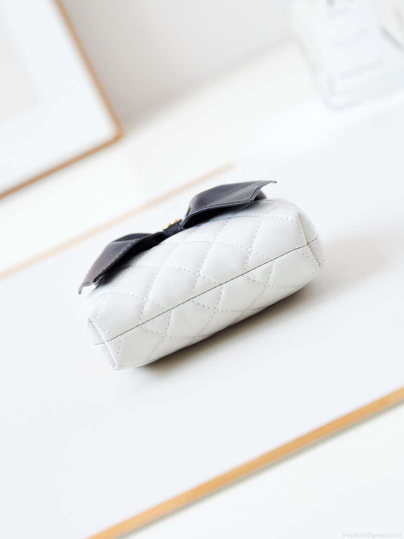 Chanel AP4028 Clutch with chain Lambskin Patent Crumpled Lambskin & Gold-Tone Metal White