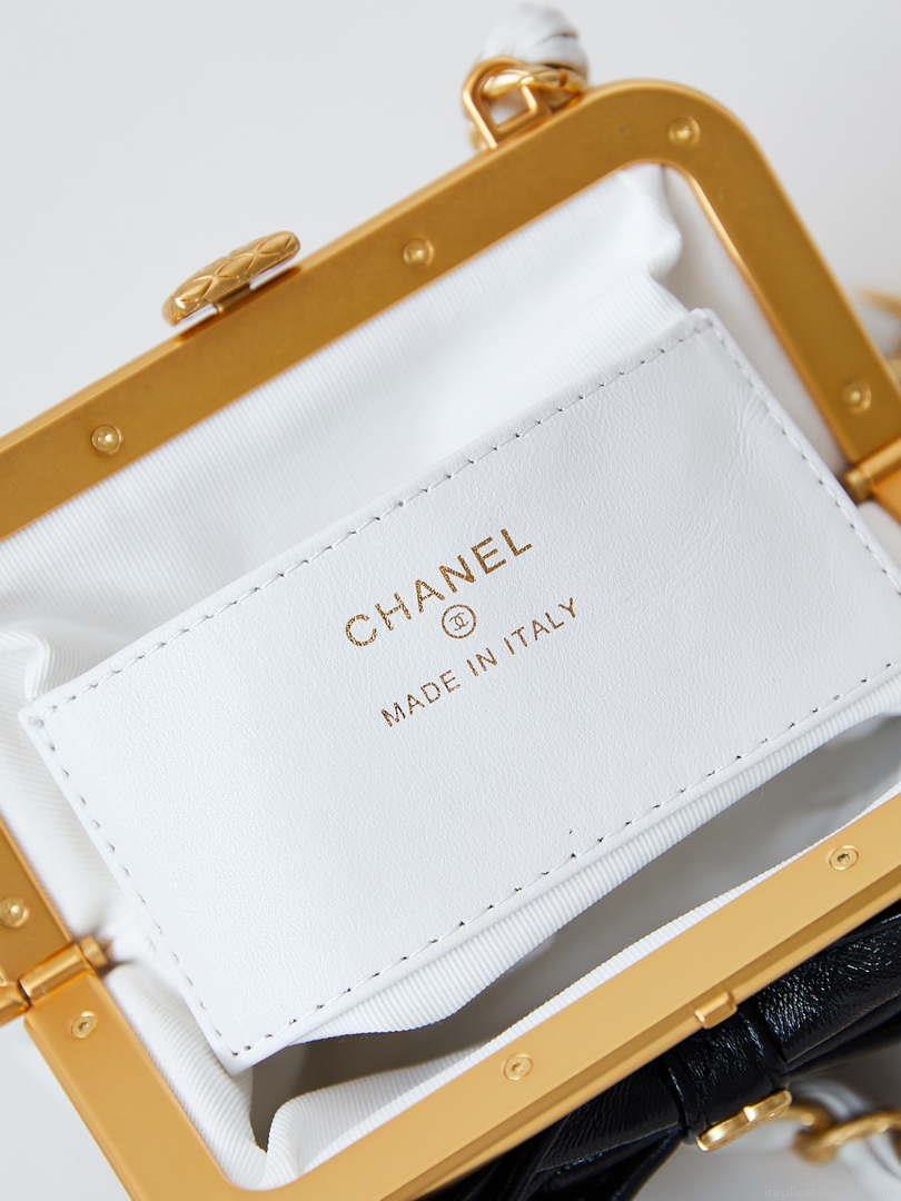 Chanel AP4028 Clutch with chain Lambskin Patent Crumpled Lambskin & Gold-Tone Metal White