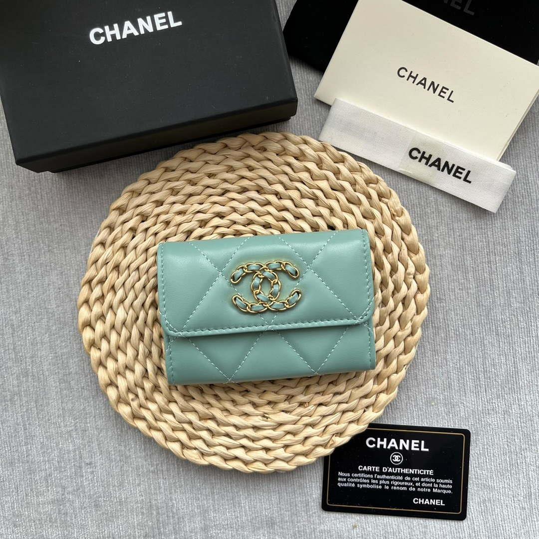 Chanel AP1790 19 flap Card Holder shiny lambskin gold tone ruthenium finish metal Blue