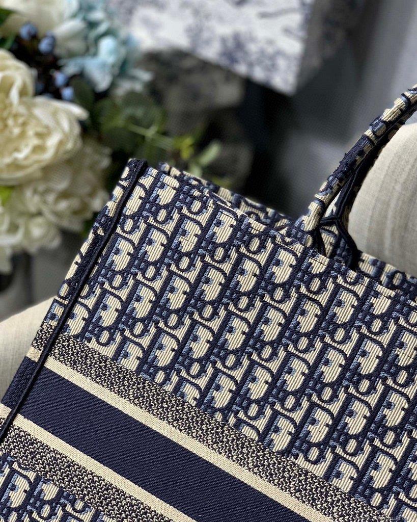 Dior M1286 Dior Book Tote Blue Dior Oblique Velvet